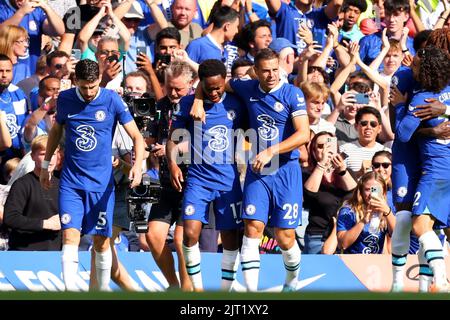 27th agosto 2022; Stamford Bridge, Chelsea, Londra, Inghilterra: Calcio della Premier League, Chelsea contro Leicester City: Raheem Sterling di Chelsea celebra il suo obiettivo con Cesar Azpilicueta per $1-0 nel 47th minuto Foto Stock