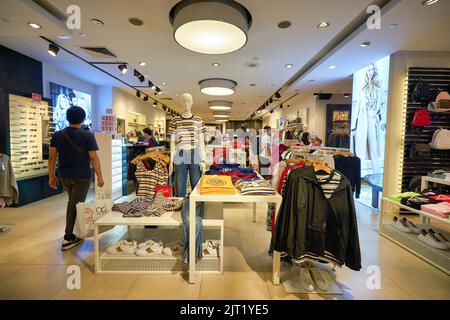 SINGAPORE - 19 GENNAIO 2020: Interior shot of Guess store a Ngee Ann City a Singapore. Foto Stock