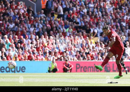 Liverpool, Regno Unito. 27th ago, 2022. Roberto Firmino di Liverpool spara all'obiettivo. Incontro Premier League, Liverpool contro AFC Bournemouth a Anfield a Liverpool sabato 27th agosto 2022. Questa immagine può essere utilizzata solo per scopi editoriali. Solo per uso editoriale, licenza richiesta per uso commerciale. Nessun utilizzo nelle scommesse, nei giochi o nelle pubblicazioni di un singolo club/campionato/giocatore. pic di Chris Stading/Andrew Orchard SPORTS photography/Alamy Live news Credit: Andrew Orchard SPORTS photography/Alamy Live News Foto Stock