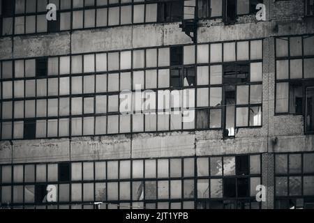 Facciata in vetro rotto vecchio, industriale, abbandonato fabbrica edificio Foto Stock