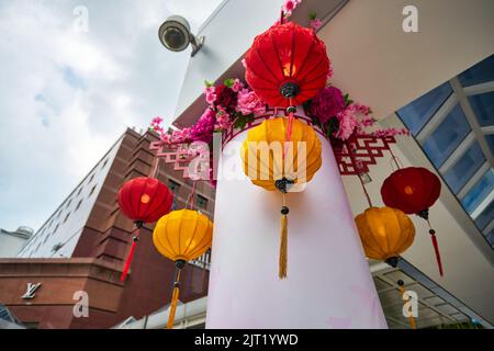 SINGAPORE - CIRCA GENNAIO 2020: Decorazioni su un edificio a Singapore Foto Stock