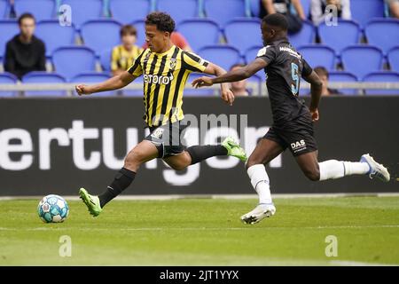 ARNHEM - (lr) Million Manhoef di Vitesse, Thierry Lutonda di RKC Waalwijk durante la partita olandese di Eredivie tra Vitesse e RKC Waalwijk al Gelredome il 27 agosto 2022 ad Arnhem, Paesi Bassi. ANP ROY LAZET Foto Stock