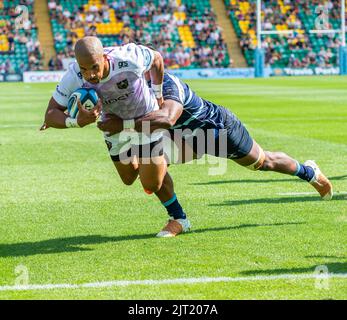 NORTHAMPTON, INGHILTERRA - 27 agosto : 2022 Courtnall Skosan viene provato durante la partita tra Northampton Saints e Bedford Blues ai Franklin's Gardens il 27 2022 agosto a Northampton, Inghilterra. Credit: PATRICK ANTHONISZ/Alamy Live News Foto Stock