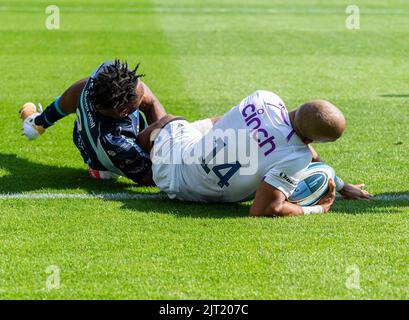 NORTHAMPTON, INGHILTERRA - 27 agosto : 2022 Courtnall Skosan viene provato durante la partita tra Northampton Saints e Bedford Blues ai Franklin's Gardens il 27 2022 agosto a Northampton, Inghilterra. Credit: PATRICK ANTHONISZ/Alamy Live News Foto Stock