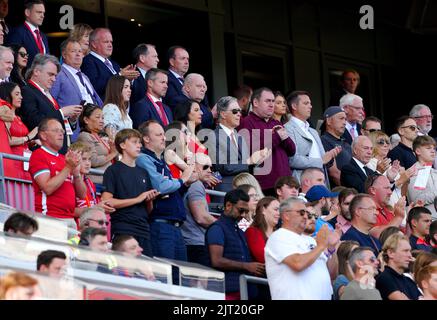 Il proprietario del Liverpool John Henry (centro) rende omaggio a Olivia Pratt-Korbel applaudendo nel nono minuto della partita della Premier League ad Anfield, Liverpool. Data immagine: Sabato 27 agosto 2022. Foto Stock