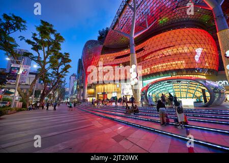 SINGAPORE - CIRCA GENNAIO 2020: Vista a livello della strada del centro commerciale ION Orchard a Singapore in serata. Foto Stock