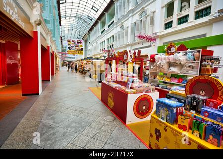 SINGAPORE - CIRCA GENNAIO 2020: Vista a livello della strada di Malay Street, aria condizionata "strada interna" situata all'interno del centro commerciale Bugis Junction Foto Stock