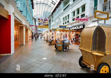 SINGAPORE - CIRCA GENNAIO 2020: Vista a livello della strada di Malay Street, aria condizionata "strada interna" situata all'interno del centro commerciale Bugis Junction Foto Stock