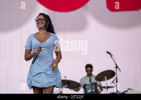 Leeds, Regno Unito. Sabato 27 agosto 2022. Joy Crookes si esibisce dal vivo sul palco durante il giorno 2 del Leeds Festival 2022.,© Jason Richardson / Alamy Live News Foto Stock