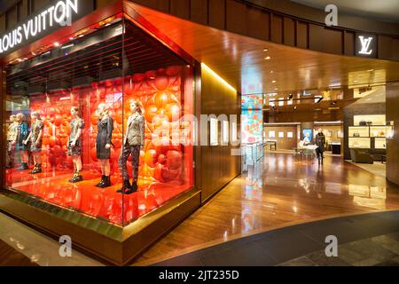 SINGAPORE - 20 GENNAIO 2020: Ingresso alla Louis Vuitton Island Maison presso lo Shoppes di Marina Bay Sands Foto Stock