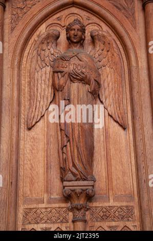 Porta della Chiesa (dettaglio), St Cyr au Mont d'Or, Lione, Auvergne-Rodano-Alpi, Francia. Scultura di un angelo sulla porta principale. Foto Stock