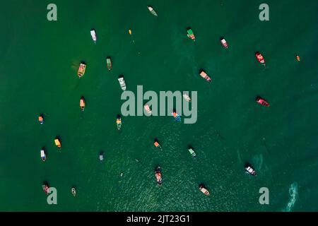 Gruppo di barche da pesca in oceano. Vista aerea, vista dall'alto Foto Stock