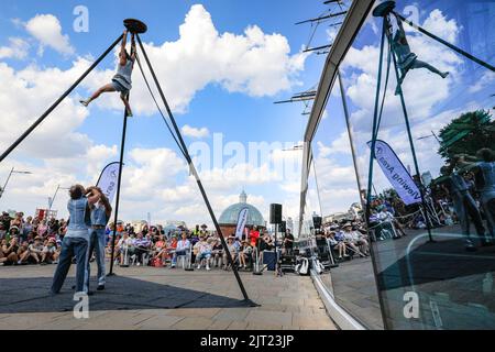 Londra, Regno Unito. 27th ago, 2022. Sisyphus si esibirà sullo spettacolare palcoscenico all'aperto di fronte al Cutty Sark al Greenwich and Docklands International Festival. Tre incredibili artisti del circo uniscono le loro abilità nel volare, acrobazie partner e cinghie per celebrare la pura gioia di avere un go, affascinando il loro pubblico oggi in bel sole. Credit: Imageplotter/Alamy Live News Foto Stock