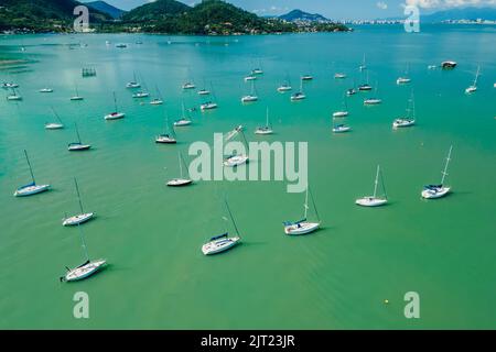 Barche a vela in oceano. Vista aerea, vista dall'alto Foto Stock