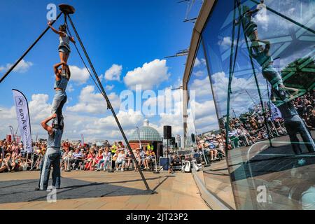 Londra, Regno Unito. 27th ago, 2022. Sisyphus si esibirà sullo spettacolare palcoscenico all'aperto di fronte al Cutty Sark al Greenwich and Docklands International Festival. Tre incredibili artisti del circo uniscono le loro abilità nel volare, acrobazie partner e cinghie per celebrare la pura gioia di avere un go, affascinando il loro pubblico oggi in bel sole. Credit: Imageplotter/Alamy Live News Foto Stock
