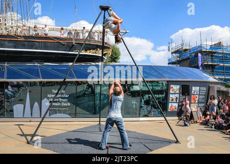 Londra, Regno Unito. 27th ago, 2022. Sisyphus si esibirà sullo spettacolare palcoscenico all'aperto di fronte al Cutty Sark al Greenwich and Docklands International Festival. Tre incredibili artisti del circo uniscono le loro abilità nel volare, acrobazie partner e cinghie per celebrare la pura gioia di avere un go, affascinando il loro pubblico oggi in bel sole. Credit: Imageplotter/Alamy Live News Foto Stock