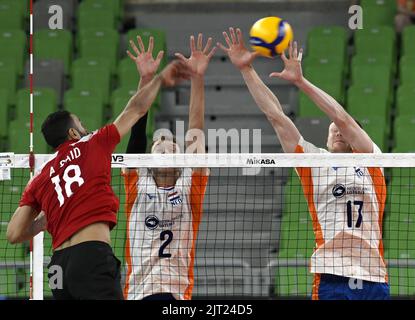 LJUBLJANA, SLOVENIA - 27 AGOSTO: Michael Parkinson e Maarten Van Garderen dei Paesi Bassi e Ahmed Shafik d'Egitto in azione durante il Campionato Mondiale FIVB di Pallavolo - Pool F - incontro di fase preliminare tra Paesi Bassi ed Egitto all'Arena Stozice il 27 agosto 2022 a Ljubljana, Slovenia (Foto di Ziga Zivulovic Jr./BSR Agency) Foto Stock