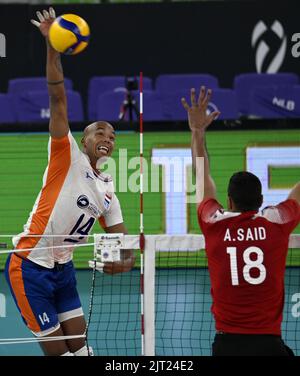 LUBIANA, SLOVENIA - 27 AGOSTO: Nimir Abdel-Aziz dei Paesi Bassi e Ahmed Shafik d'Egitto in azione durante il Campionato Mondiale FIVB Pallavolo - Pool F - incontro di fase preliminare tra Paesi Bassi ed Egitto all'Arena Stozice il 27 agosto 2022 a Lubiana, Slovenia (Foto di Ziga Zivulovic Jr./BSR Agency) Foto Stock