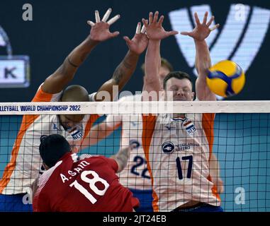 LUBIANA, SLOVENIA - 27 AGOSTO: Nimir Abdel-Aziz e Michael Parkinson dei Paesi Bassi e Ahmed Shafik dell'Egitto in azione durante il Campionato Mondiale FIVB Pallavolo - Pool F - Preliminary Phase match tra Paesi Bassi ed Egitto all'Arena Stozice il 27 agosto 2022 a Lubiana, Slovenia (Foto di Ziga Zivulovic Jr./BSR Agency) Foto Stock