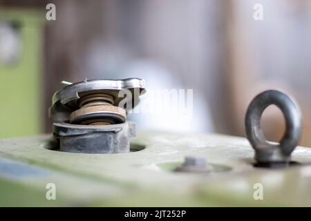 Un trattore diesel pesante per arare un giardino si trova in un garage o in un capannone. Tipico trattore a piedi. Motocoltivatore con asta meccanica manuale Foto Stock