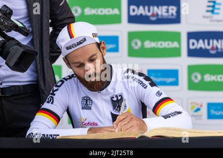 Oberried, Germania. 27th ago, 2022. Simon Geschke siede nella maglia della nazionale tedesca nella zona finale dello Schauinsland e firma il libro d'oro della città di Friburgo. La 3rd° tappa del Tour della Germania porta da Friburgo attraverso il Breisgau e la Terra di Markgräfler allo Schauinsland. Credit: Philip von Ditfurth/dpa/Alamy Live News Foto Stock