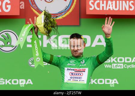 Oberried, Germania. 27th ago, 2022. Alexander Kristoff del Team Intermarche Wanty Gobert si alza sul podio nella zona finale dello Schauinsland durante la cerimonia di premiazione nella maglia verde del miglior sprinter. La 3rd° tappa del Tour della Germania porta da Friburgo attraverso il Breisgau e la Terra di Markgräfler allo Schauinsland. Credit: Philip von Ditfurth/dpa/Alamy Live News Foto Stock