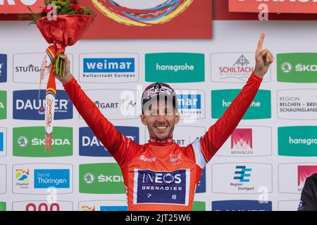 Oberried, Germania. 27th ago, 2022. Adam Yates del Team Ineos Grenadiers è sul podio nella zona finale dello Schauinsland come palco vincitore e leader della classifica generale nella maglia rossa durante la cerimonia di premiazione. La 3rd° tappa del Tour della Germania porta da Friburgo attraverso il Breisgau e la Terra di Markgräfler allo Schauinsland. Credit: Philip von Ditfurth/dpa/Alamy Live News Foto Stock