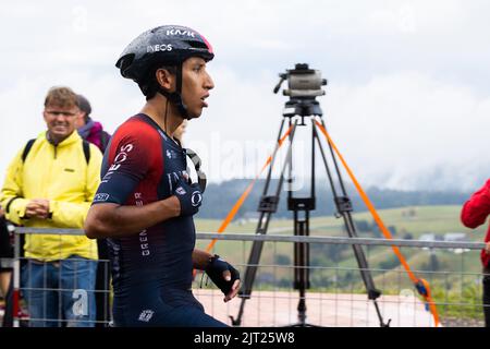 Oberried, Germania. 27th ago, 2022. Egan Bernal del Team Ineos Grenadiers passa attraverso la zona finale sulla Schauinsland. Bernal era stato gravemente ferito in un incidente di formazione in primavera. La 3rd° tappa del Tour della Germania porta da Friburgo attraverso il Breisgau e la Terra di Markgräfler allo Schauinsland. Credit: Philip von Ditfurth/dpa/Alamy Live News Foto Stock