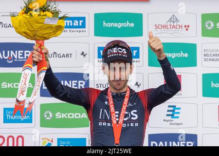 Oberried, Germania. 27th ago, 2022. Adam Yates del Team Ineos Grenadiers si alza sul podio nella zona finale dello Schauinsland durante la cerimonia di premiazione come palco vincitore. La 3rd° tappa del Tour della Germania porta da Friburgo attraverso il Breisgau e la Terra di Markgräfler allo Schauinsland. Credit: Philip von Ditfurth/dpa/Alamy Live News Foto Stock