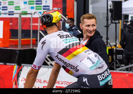 Oberried, Germania. 27th ago, 2022. Nils Politt del Team Bora-Hansgohe (di fronte) parla con l'ex ciclista professionista Andre Greipel nella zona finale dello Schauinsland. La 3rd° tappa del Tour della Germania porta da Friburgo attraverso il Breisgau e la Terra di Markgräfler allo Schauinsland. Credit: Philip von Ditfurth/dpa/Alamy Live News Foto Stock