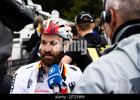 Oberried, Germania. 27th ago, 2022. Simon Geschke parla con un rappresentante dei media nella zona finale dello Schauinsland. La 3rd° tappa del Tour della Germania porta da Friburgo attraverso il Breisgau e la Terra di Markgräfler allo Schauinsland. Credit: Philip von Ditfurth/dpa/Alamy Live News Foto Stock