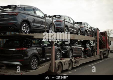 Automobili originali. Trasporto con auto. Il carrello trasporta il trasporto. Un sacco di auto. Foto Stock