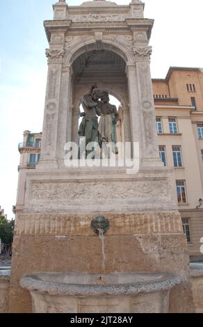 Fontana con statua del Battesimo di Gesù di Giovanni Battista , Piazza San Giovanni, Lione, Rodano, Rodano-Alpi, Francia Foto Stock