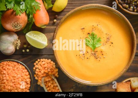 Cucina araba; tradizionale zuppa di lenticchie rosse mediorientale con ingredienti freschi. Foto Stock