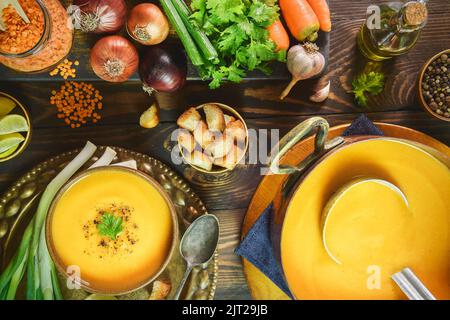 Cucina araba; tradizionale zuppa di lenticchie rosse mediorientale con ingredienti freschi. Foto Stock