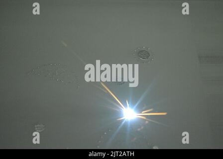 La stampante 3D stampa oggetti da polvere metallica. Il metallo viene sinterizzato al laser in forma 3D nella camera di lavoro. Macchina sinterizzatrice laser per metalli. Lavoro di robotica. Stampante additiva Metal 3D Foto Stock