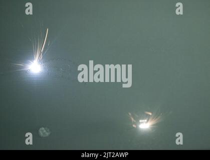 La stampante 3D stampa oggetti da polvere metallica. Il metallo viene sinterizzato al laser in forma 3D nella camera di lavoro. Macchina sinterizzatrice laser per metalli. Lavoro di robotica. Stampante additiva Metal 3D Foto Stock