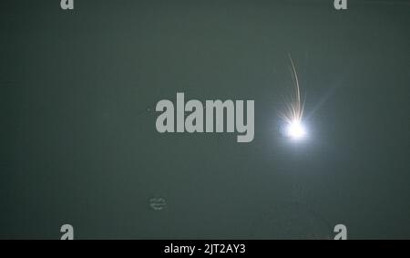 La stampante 3D stampa oggetti da polvere metallica. Il metallo viene sinterizzato al laser in forma 3D nella camera di lavoro. Macchina sinterizzatrice laser per metalli. Lavoro di robotica. Stampante additiva Metal 3D Foto Stock