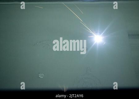 La stampante 3D stampa oggetti da polvere metallica. Il metallo viene sinterizzato al laser in forma 3D nella camera di lavoro. Macchina sinterizzatrice laser per metalli. Lavoro di robotica. Stampante additiva Metal 3D Foto Stock