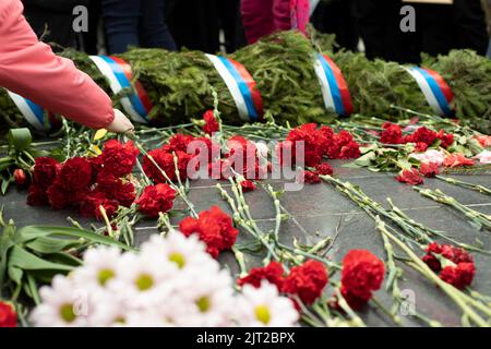 Fiori sulla tomba del soldato in Russia. Dettagli della cerimonia funebre alla Tomba del Milite Ignoto. Fiori su lapide. Foto Stock