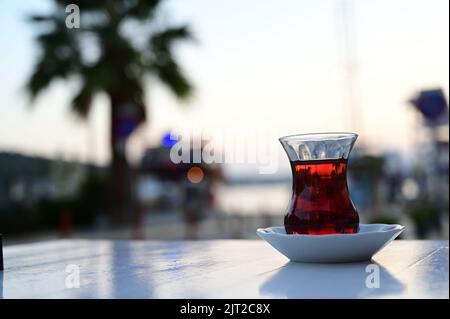 Tè turco con sfondo bokeh al tramonto. Foto Stock