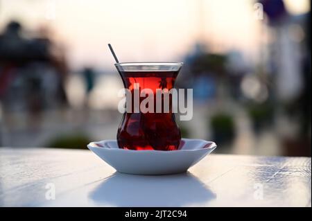 Tè turco con sfondo bokeh al tramonto. Foto Stock