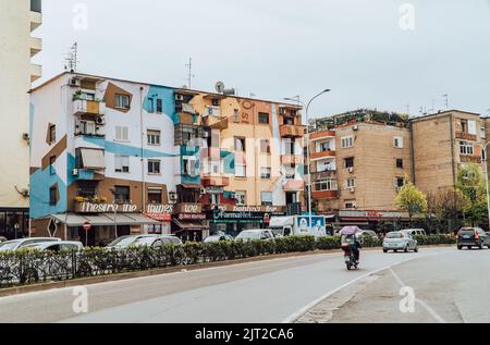 Un colorato edificio di appartamenti a Tirana Foto Stock