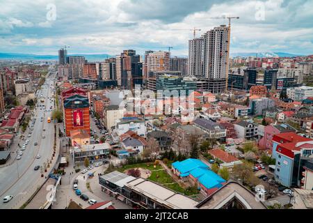 Una vista panoramica di Pristina dalla Cattedrale di Madre Teresa in una giornata di buongustai Foto Stock