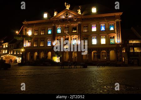 Gengenbach, Germania - 13 dicembre 2020: Ogni anno durante l'Avvento, il municipio di Gengenbach è trasformato in un Calencar dell'Avvento. Ogni notte a 6pm a Foto Stock