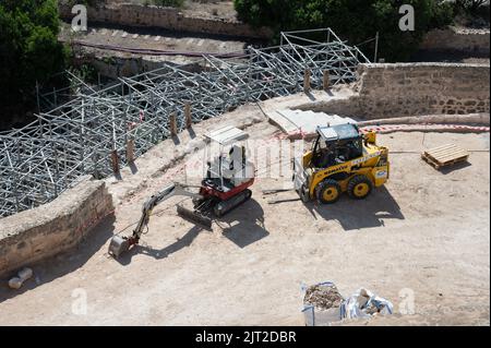 Una vista drone di un miniescavatore e di una minipala caricatrice nel cantiere Foto Stock