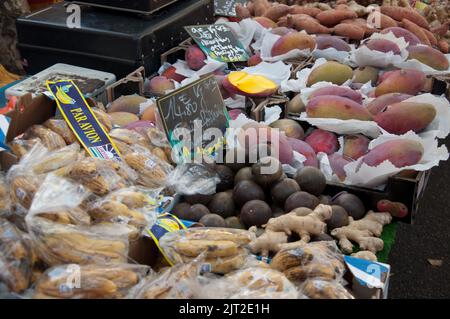 Fruit Stall, mercato Croix Rousse, Lione, Rodano, Rodano-Alpi, Francia. Croix Rousse era il centro dell'industria della seta a Lione. Si tratta del valore ma più grande Foto Stock