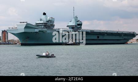 Portsmouth, Regno Unito. Agosto 27th 2022. Portaerei HMS Prince of Wales visto lasciare il porto di Portsmouth. Credit: Joe Kuis / Alamy Reportage Foto Stock