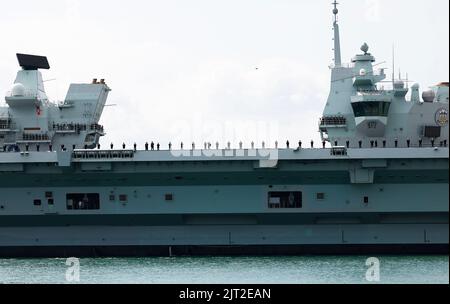 Portsmouth, Regno Unito. Agosto 27th 2022. Portaerei HMS Prince of Wales visto lasciare il porto. Credit: Joe Kuis / Alamy Reportage Foto Stock