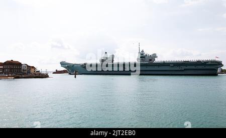 Portsmouth, Regno Unito. Agosto 27th 2022. Portaerei HMS Prince of Wales visto lasciare il porto. Credit: Joe Kuis / Alamy Reportage Foto Stock